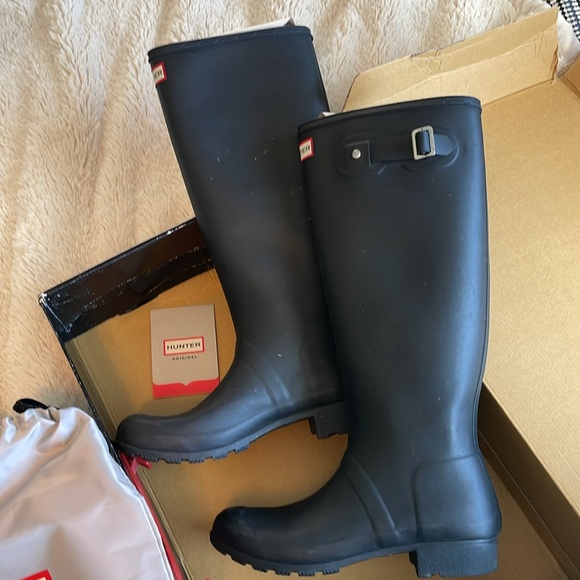 Hunter - Tall Rain Boots - Black - size 8 - Picture 2 of 4